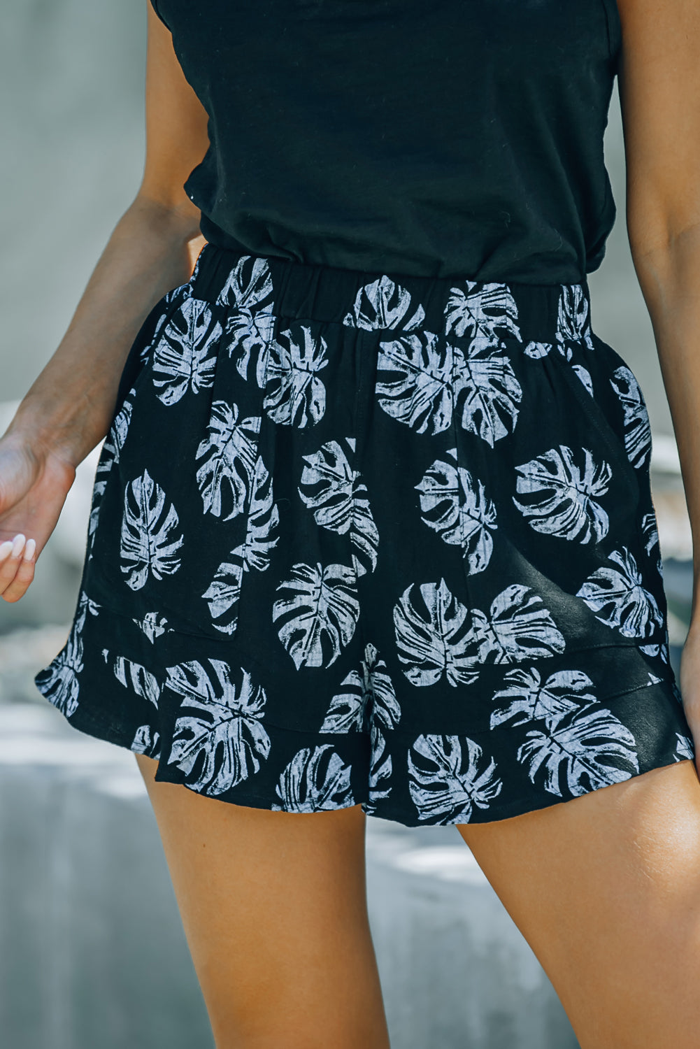 Black Palm Tree Leaves Print Elastic Waist Shorts with Pocket